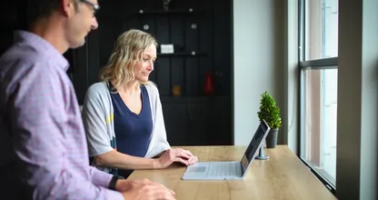 Werk je staand? Dit is hoe vaak je even moet zitten