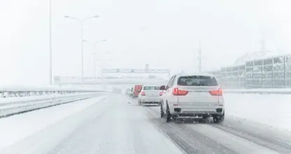 Opgelet! Veel vertraging op de weg door gladheid en ongelukken