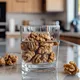 Hierva nueces y beba esta agua por la noche: ¡Los resultados harán maravillas por ti!