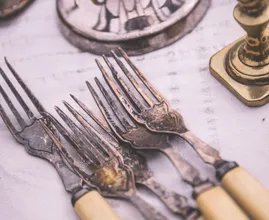 Roest op het bestek? Verwijder het binnen 10 minuten met dít etenswaar!