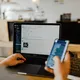 Por que os sites sempre pedem para você usar o aplicativo deles?