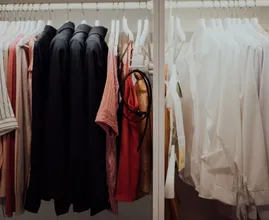 Un homme transforme un grenier sombre en un dressing de rêve pour sa femme