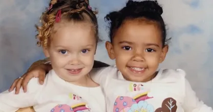 ¿Crees que estas dos chicas son de la misma familia? No creerás lo que son