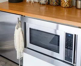 Estas son algunas cosas que nunca debes poner en el microondas