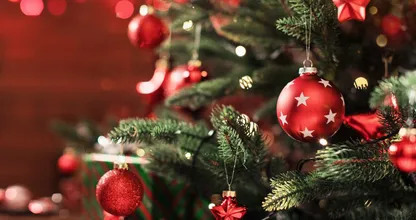 Dit is hoeveel lampjes en kerstballen je in een kerstboom kunt hangen