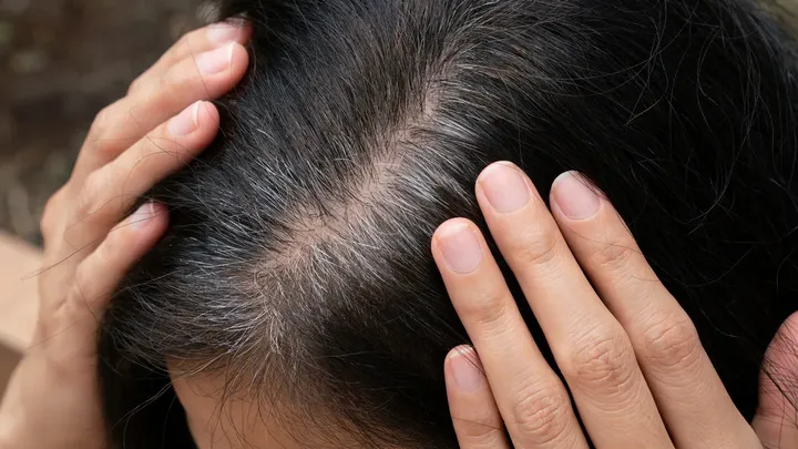 Wil je stoppen met haar verven? Zo laat je grijs haar mooi uitgroeien