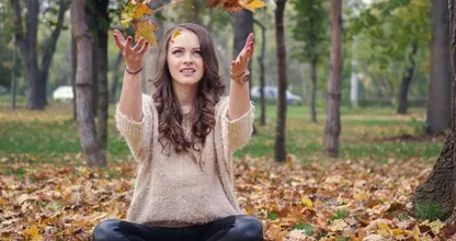 Moet je herfstblad opruimen of juist laten liggen in de tuin?