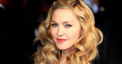 Queen of Pop Madonna laat eerste tatoeage zetten