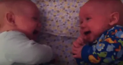 Deze schattige tweeling-baby's liggen uitgebreid met elkaar te kletsen, wat ongelofelijk schattig!
