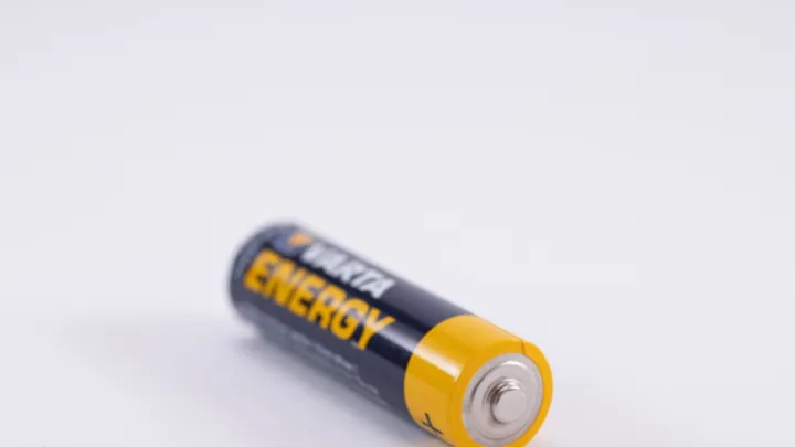 Dit is waarom je een batterij nooit in de prullenbak moet gooien