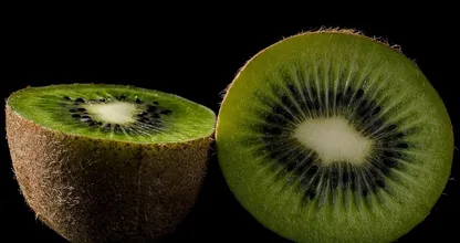 Schnell und einfach: das ist die BESTE Weise eine Kiwi zu schälen!