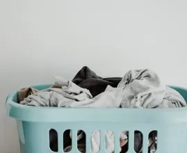 Geen strijkijzer? Met deze 6 tips krijg jij je kleding óók kreukvrij