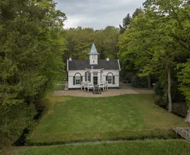 Wonen in een sprookjeshuis? Het kan, want dit kasteeltje met torentje staat nu te koop
