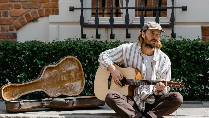 Ce musicien de rue était ignoré de tous, mais une petite fille a tout changé