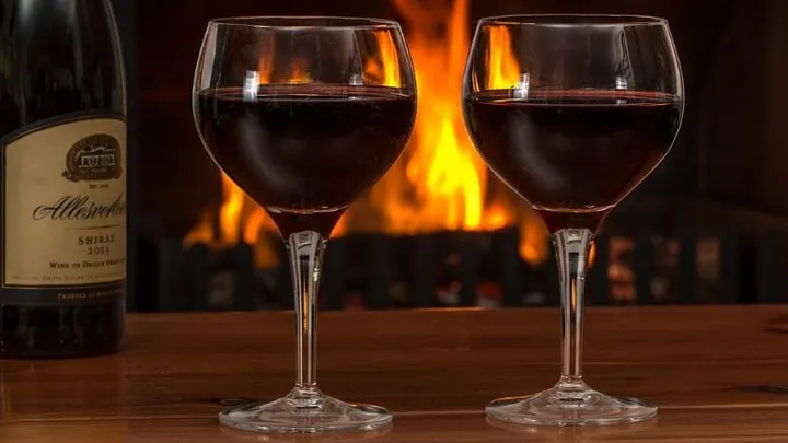 Boire deux verres de vin avant d’aller se coucher offre des bienfaits incroyables