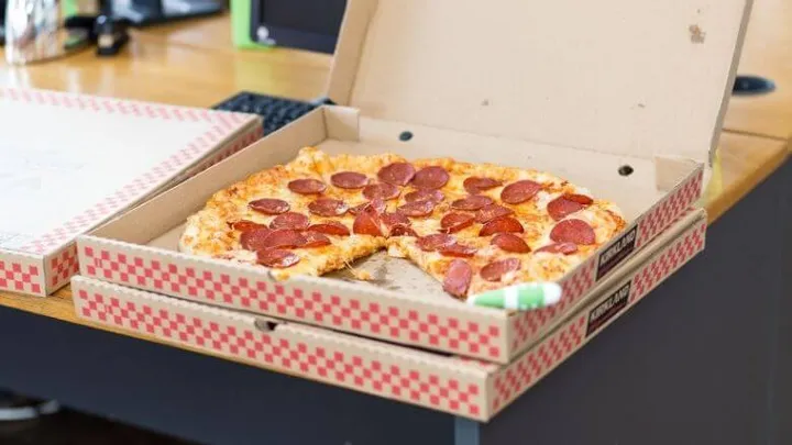 Único: Homem pede sua namorada em casamento com pizza