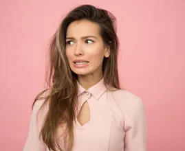 Erger jij je kapot aan de tics van anderen? Misschien heb jij dan deze aandoening