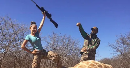 UPDATE: twaalfjarige Aryanna poseert met dode giraffe en krijgt doodsbedreigingen. Dit is haar reactie!