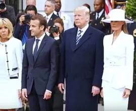 Ai! Weer een pijnlijk moment in deze video waarin Melania weigert Trumps hand vast te houden