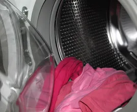 Met deze trucjes verwijder je zonnebrandcrème vlekken uit je kleding