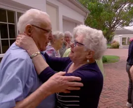 Snotteren geblazen: Koos (94) ziet nog één keer zijn familie in Love is in the Air