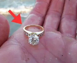 Une femme trouve une bague en diamant sur la plage - Quand le bijoutier la voit, il devient pâle.