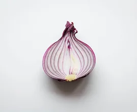 Questo è il modo più semplice per sbucciare una cipolla