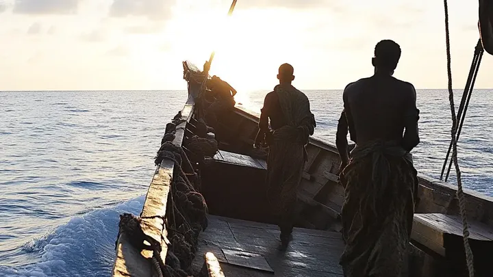 Veleiro fica encalhado e encontra piratas - o que a tripulação faz para sobreviver surpreende a todos!