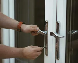 Police warns holidaymakers about pieces of plastic in their doors