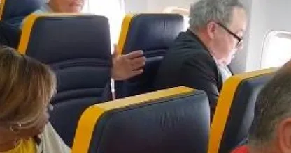 Man die donkere vrouw uitschold in vliegtuig biedt zijn excuses aan