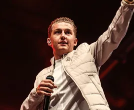 Aiii: Mart Hoogkamer opnieuw van podium na bierdouche