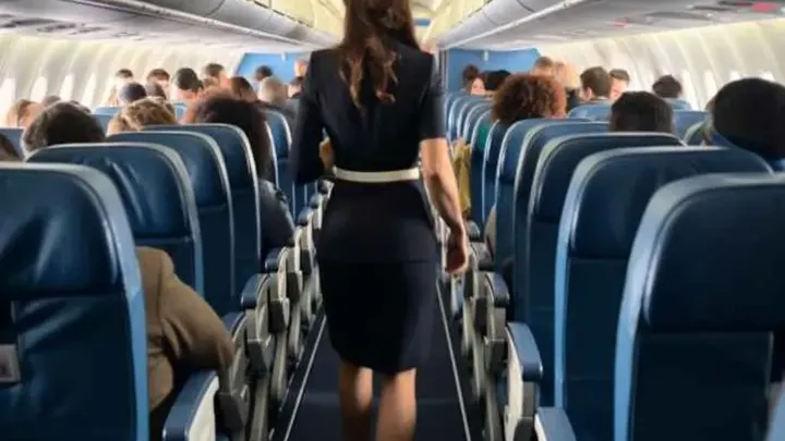 A comissária de bordo vê seu pai no avião - o que ela descobre em seguida a deixa perplexa!