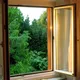 Was hilft mehr bei dieser Hitze: offene oder verschlossene Fenster? Die Antwort findest du hier!