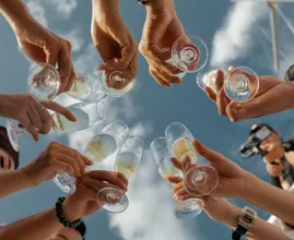 Aha: dit is waarom alcohol drinken vaak wordt gezien als 'gezellig'
