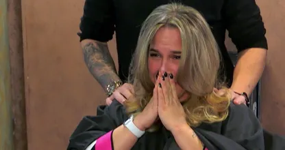 Moeder Sharon emotioneel na luxe week in Steenrijk, straatarm