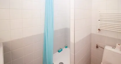 Is your shower curtain dirty? It's super easy to clean it if you know THIS trick!