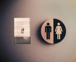 Waarom sommige badkamers het lichtknopje niet ín de ruimte hebben, maar erbuiten