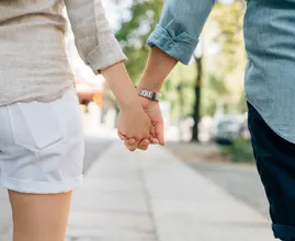 Verliefd zijn op twee mensen tegelijk, kan dat? Een expert geeft antwoord