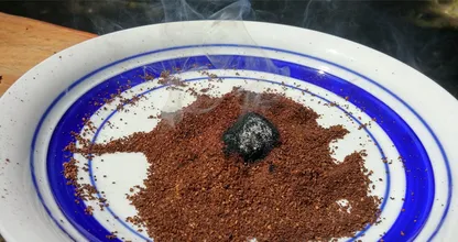 Él pone café en el jardín y lo quema. Debes echar un vistazo a lo que sucede.