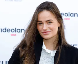 Loes slingert het nieuws de wereld in: zij en Douwe Bob verwachten een dochtertje