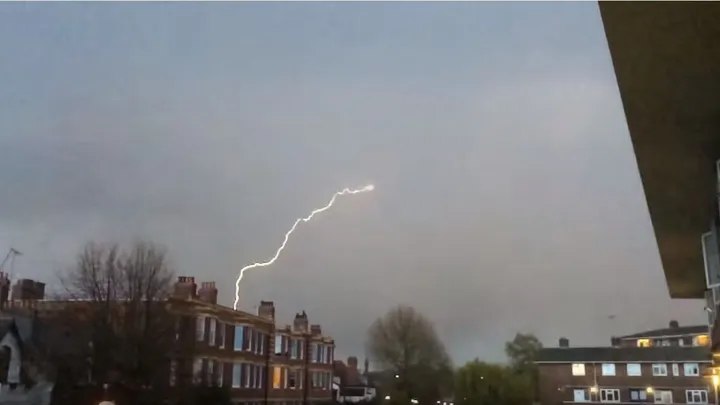 Bizarre beelden uit Londen: een vliegtuig wordt tijdens de landing geraakt door de bliksem! Dat moet je zien!
