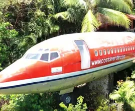 Um avião no meio da selva foi convertido em uma bela casa de férias.