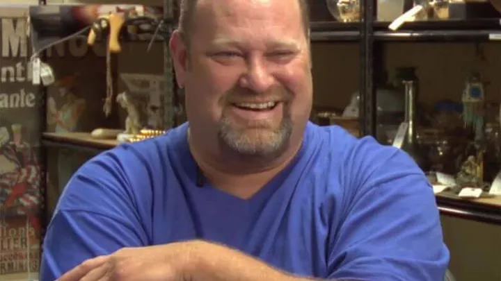 Deze man was blut tot de 'oude vieze' deken van zijn oma hem miljonair maakte