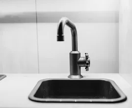 Come sturare un lavandino con sapone per piatti e acqua calda