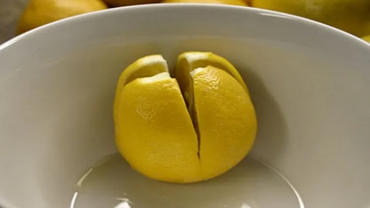 Ella corta un limón y lo pone al lado de su cama. ¿La razón? ¡Esto es algo que todos deberían intentar!