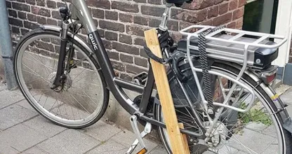 Politie waarschuwt: 'Zie jij iemand lopen met plank en wiel aan een fiets? Bel ons!'