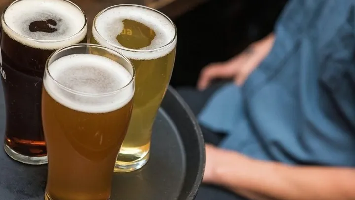 Stralend lenteweer op eerste dag met open terrassen