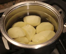 Ecco come bollire velocemente le patate!