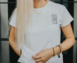 Aha! Met dit trucje krijg je zweetvlekken uit witte kleding
