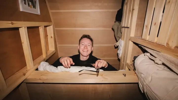 You Won’t Believe How This Young Man Transformed a Dumpster Skip into a Tiny House – The Interior Will Surprise You!